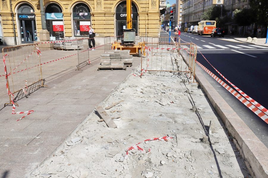 Zamjena oštećenih kamenih ploča na Trgu 111. brigade HV i Trgu Republike Hrvatske