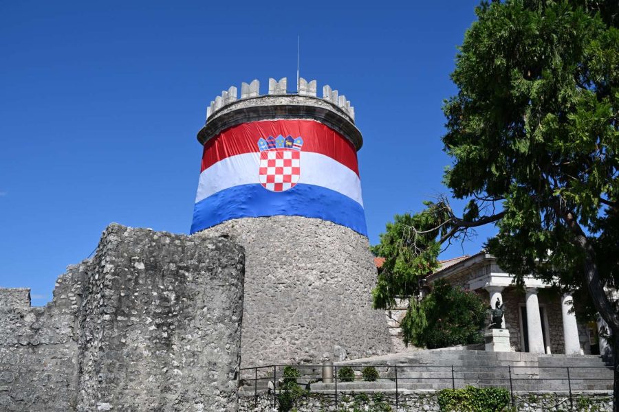 Državna zastava Republike Hrvatske obavila kulu Gradine Trsat (1)