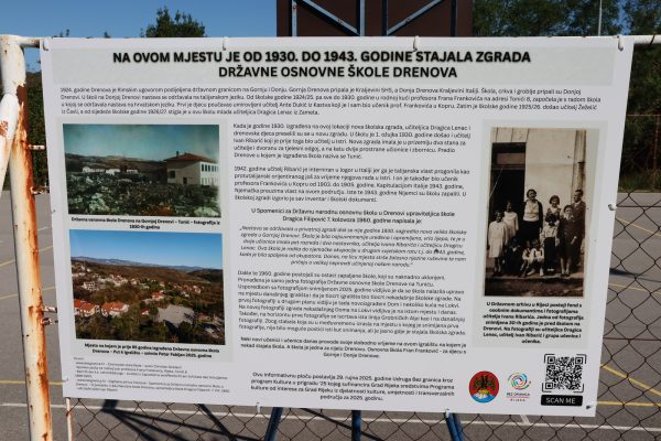 informativna ploča o zgradi nekadašnje Državne osnovne škole Drenova