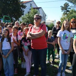 informativna ploča o zgradi nekadašnje Državne osnovne škole Drenova