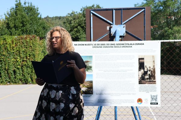 informativna ploča o zgradi nekadašnje Državne osnovne škole Drenova