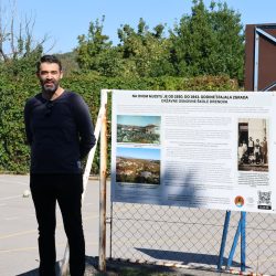 informativna ploča o zgradi nekadašnje Državne osnovne škole Drenova