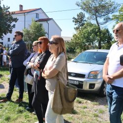 informativna ploča o zgradi nekadašnje Državne osnovne škole Drenova
