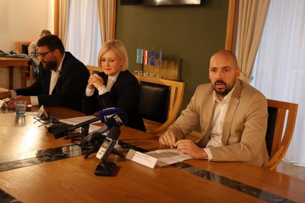 Konferencija za novinare o smanjenju poreza na dohodak