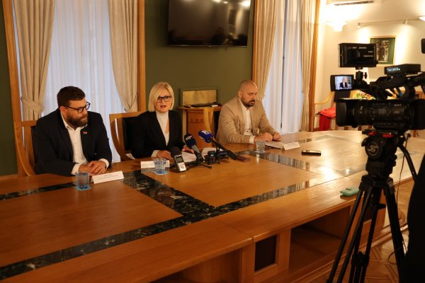 Konferencija za novinare o smanjenju poreza na dohodak