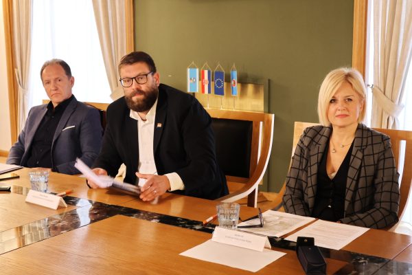 Na početku konferencije za novinare, gradonačelnica Iva Rinčić zahvalila je građanima na odgovornom ponašanju tijekom jučerašnjeg kišnog nevremena u Rijeci. Izvijestila je da su zbog obilnih oborina zabilježene poteškoće u Osječkoj ulici, kod ZTC-a, u blizini željezničkog kolodvora i podvožnjaka u Krešimirovoj ulici te na Sušaku, pokraj KBC-a. Gradonačelnica je zahvalila i svim stručnim službama komunalnih društava te policijskim timovima koji su pravovremeno reagirali i bili na terenu. Najavila je da je u pripremi osnivanje operativnog tima za krizne situacije te izrada elaborata o privremenoj preregulaciji prometa, s ciljem unaprjeđenja sigurnosnog sustava grada. 