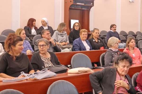 U Vijećnici  Grada Rijeke predstavljeni su rezultati nakon prve godine provođenja projekta „U svom domu“ . Trogodišnji projekt je namijenjen korisnicima s prebivalištem na području Grada Rijeke, a provode ga Grad Rijeka kao nositelj te Caritas Riječke nadbiskupije kao partner, u okviru poziva „Zaželi – prevencija institucionalizacije“. 