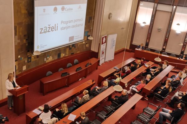 U Vijećnici  Grada Rijeke predstavljeni su rezultati nakon prve godine provođenja projekta „U svom domu“ . Trogodišnji projekt je namijenjen korisnicima s prebivalištem na području Grada Rijeke, a provode ga Grad Rijeka kao nositelj te Caritas Riječke nadbiskupije kao partner, u okviru poziva „Zaželi – prevencija institucionalizacije“. 