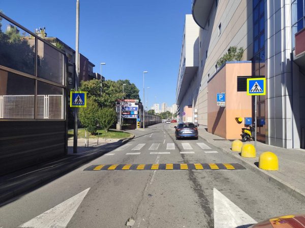 Slika 1. Reflektirajući znakovi i uspornik kod ulaza u Tower Centar Rijeka