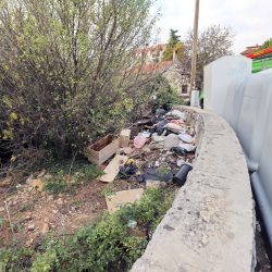 Divlji deponij pored Doma zdravlja na Zametu