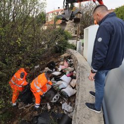 Divlji deponij pored Doma zdravlja na Zametu