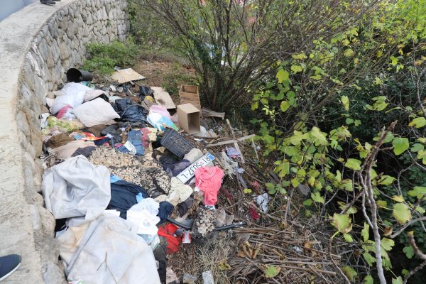 Divlji deponij pored Doma zdravlja na Zametu