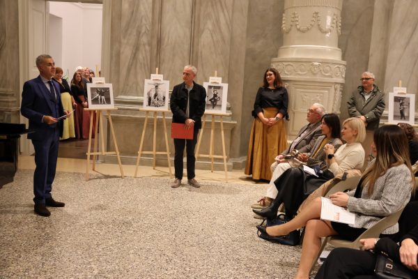 Izložba o Carlosu Arayi