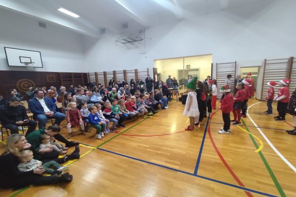 DOČEK SV. NIKOLE U OSNOVNOJ ŠKOLI PEĆINE