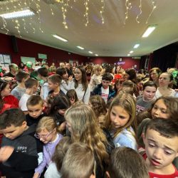 Djeca čekaju poklon pakete