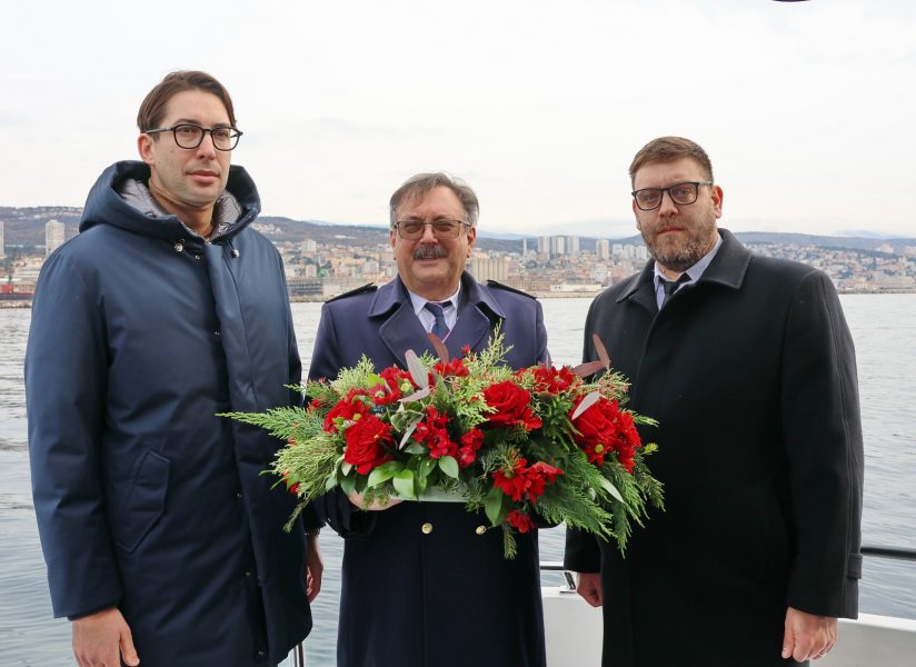 Polaganje vijenca u more