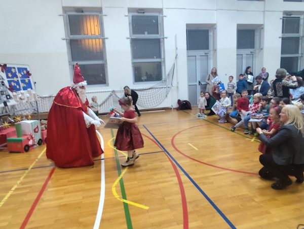 SV. NIKOLA DIJELI POKLONE DJECI U OSNOVNOJ ŠKOLI PEĆINE
