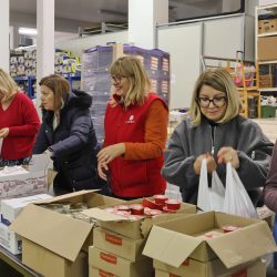 Slaganje blagdanskih paketa za korisnike Caritasa