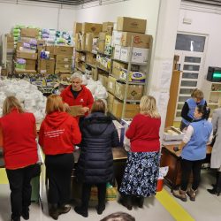 Slaganje blagdanskih paketa za korisnike Caritasa