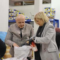 Slaganje blagdanskih paketa za korisnike Caritasa