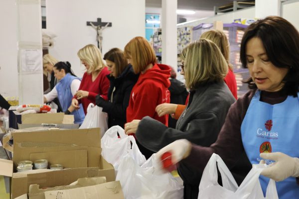 Slaganje blagdanskih paketa za korisnike Caritasa 