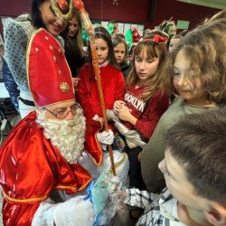 Sveti Nikola dijeli poklon pakete