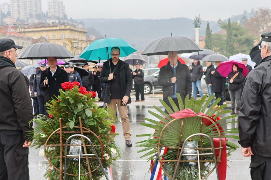 Polaganje vijenaca na Delti za spomendan međunarodnog priznanja