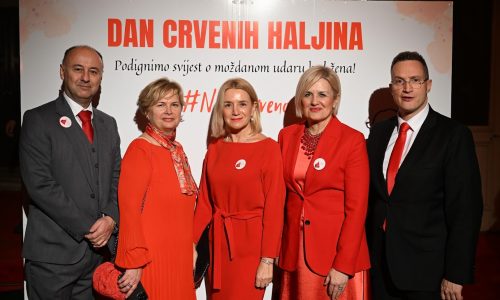 Dan crvenih haljina Foto Kurti