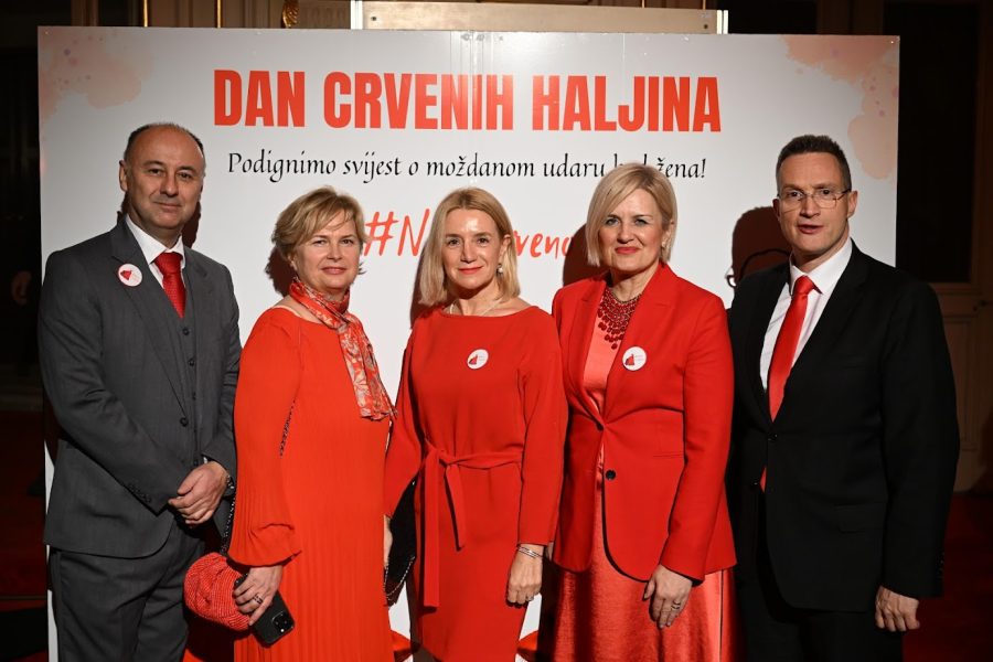 Dan crvenih haljina Foto Kurti