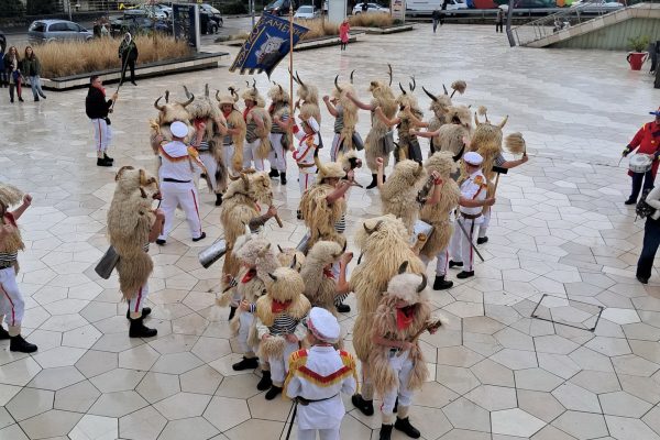 MO Zamet Pust 2026. dolazak zvoncara na Trg riječkih olimpijaca