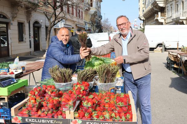 Uskrsna ponuda privukla brojne građane na riječku tržnicu