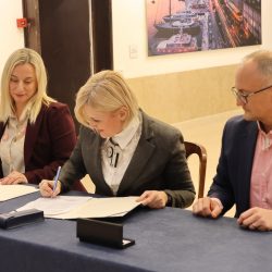 Potpisani ugovore za nadstandne programe u zdravstvu i socijali