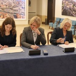 Potpisani ugovore za nadstandne programe u zdravstvu i socijali