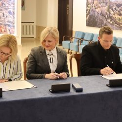 Potpisani ugovore za nadstandne programe u zdravstvu i socijali