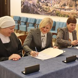 Potpisani ugovore za nadstandne programe u zdravstvu i socijali