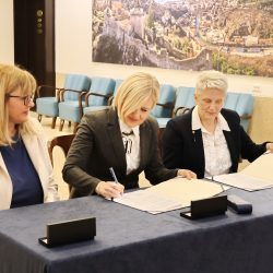 Potpisani ugovore za nadstandne programe u zdravstvu i socijali