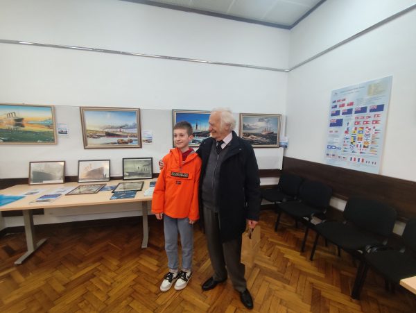 Učenici 4. razreda Osnovne škole Pećine uručuju prigodan poklon Nevenku Žuniću, autoru izložbe i članu Udruge pomorskih kapetana Sjevernog Jadrana - Kraljica mora