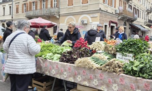 Uskrsna ponuda privukla brojne građane na riječku tržnicu
