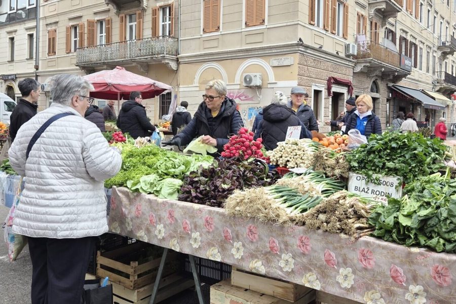 Uskrsna ponuda privukla brojne građane na riječku tržnicu