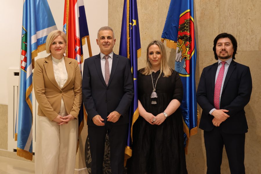 Gradonačelnica Iva Rinčić, Nj. E. Cristian Rodrigo Antonio Donoso Maluf, pročelnica Jana Sertić i zamjenik šefa Misije Camilo Millanao