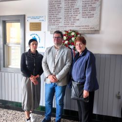 Vlasta Pesaresi-Grabovac, Željko Ševerdija i Anita Bistričić kod spomen-ploče u OŠ Pećine