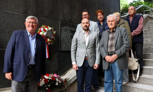 Polaganjem vijenaca i paljenjem svijeća na spomen obilježju na Stubama trinaestorice strijeljanih na Piramidi, obilježena je 81. obljetnice oslobođenja Pećina i Sušaka od fašizma