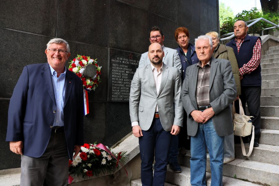 Polaganjem vijenaca i paljenjem svijeća na spomen obilježju na Stubama trinaestorice strijeljanih na Piramidi, obilježena je 81. obljetnice oslobođenja Pećina i Sušaka od fašizma