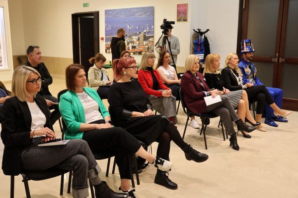 Predaja donacije s Humanitarnog karnevalskog gala partyja