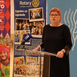 Predaja donacije s Humanitarnog karnevalskog gala partyja