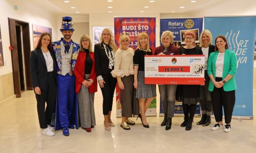 Predaja donacije s Humanitarnog karnevalskog gala partyja