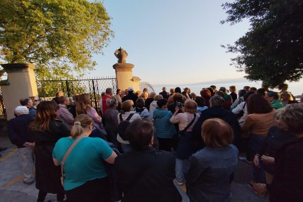 Theodor de Canziani o prometu na Pećinama iznad Plaže Sablićevo