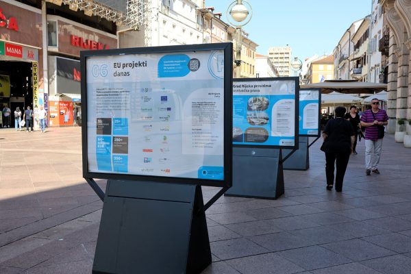 Izložba Riječka razvojna agencija Porin – 30 godina razvoja poduzetništva postavljena na postamentima na Korzu