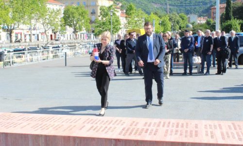 Polaganje vijenaca spomen na poginule pripadnike Ajkula
