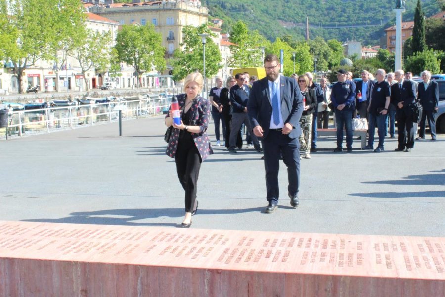 Polaganje vijenaca spomen na poginule pripadnike Ajkula